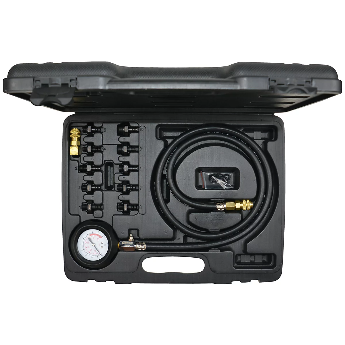 Schwarzer Werkzeugkasten mit Werkzeugen und einem Manometer. Der Kasten ist offen. Verschiedene Anschlüsse, Schläuche und Messinstrumente.